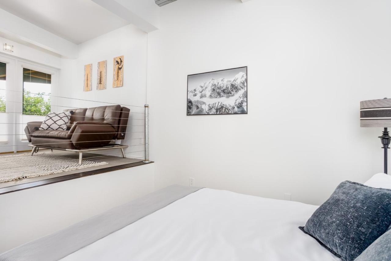 Downtown Contemporary Cove Villa Anchorage Bagian luar foto