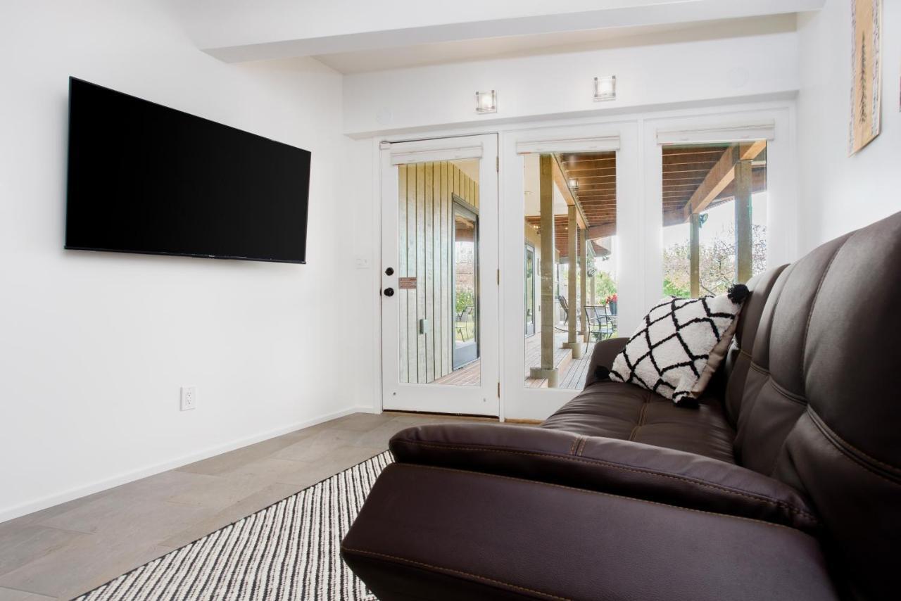 Downtown Contemporary Cove Villa Anchorage Bagian luar foto